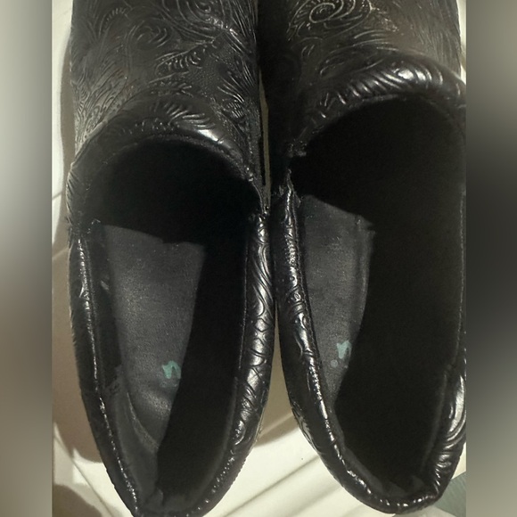 Yuu Bethanee Clogs Paisley Tooled Textured Vegan Black EUC LIKE NEW! Size 7 - Picture 6 of 13